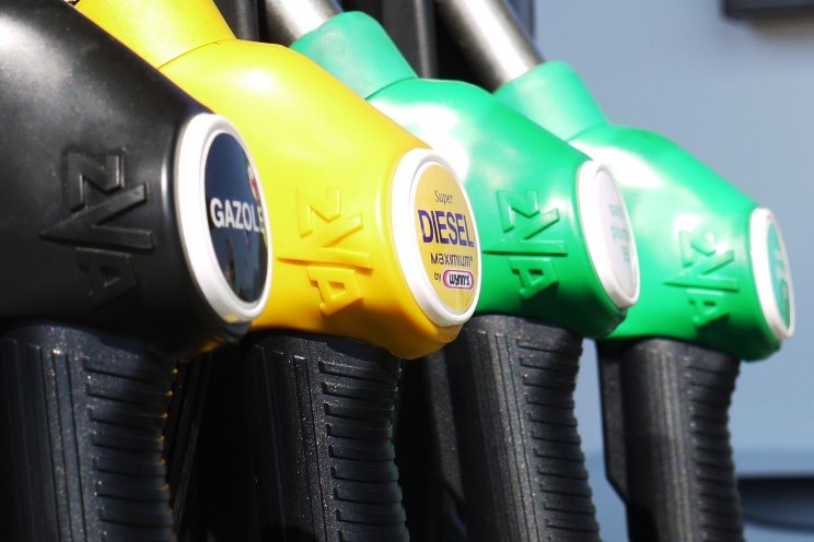 Benzine in België bijna halve euro goedkoper