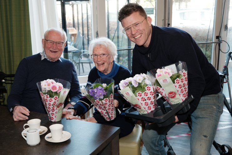 Sweet Kisses schenkt planten aan ouderen Sweet Kisses schenkt planten aan ouderen
