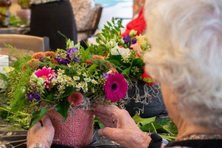 Tuinbouwjongeren en ouderen bloemschikken Tuinbouwjongeren en ouderen bloemschikken