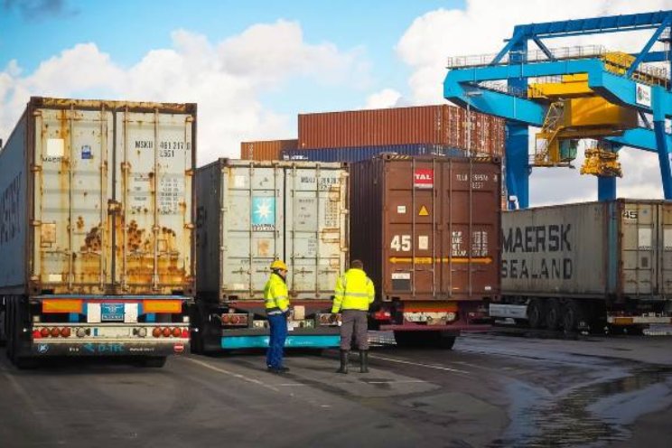 Nederlandse export krimpt met ruim 4 procent Nederlandse export krimpt met ruim 4 procent