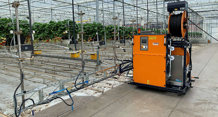 Custom spuitrobot voor aardbeien vindt weg door kas Custom spuitrobot voor aardbeien vindt weg door kas